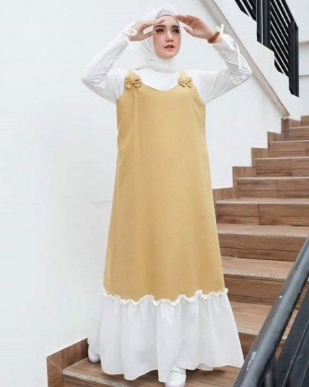 Gamis dengan aksen bunga dan ruffle