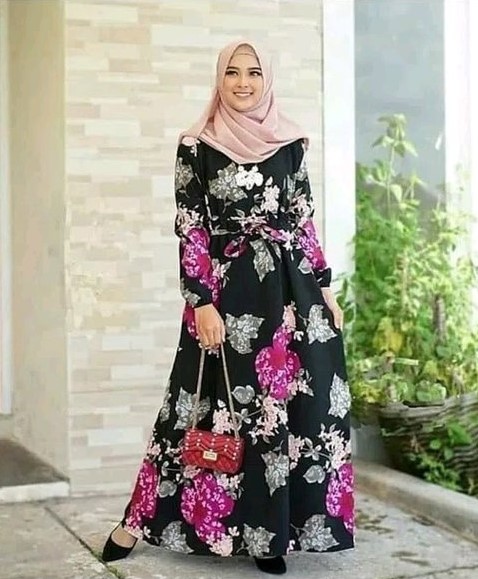 Gamis dengan motif bunga besar